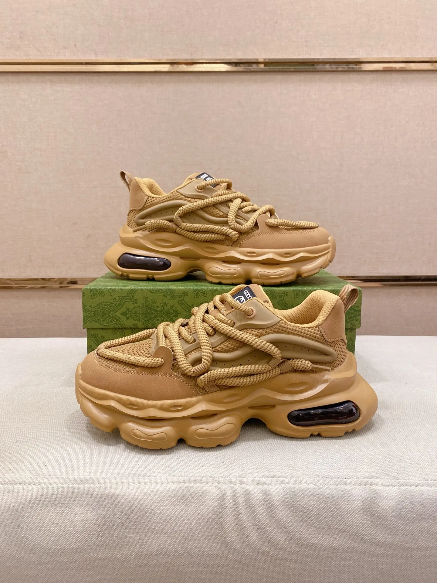 Men's shoes 💰 480💰🇮🇹🇮🇹GUCCI (Gucci) top 🔍🔍 new models are on sale at the same time at the counter. The upper 🇮🇹 is made of top-grain cowhide imported from Italy. Fully imported genuine leather lining 💪💪, completely 1⃣️ to 1⃣️ replica 🇮🇹💪💪, ⚠ sole: original sole provided by the original factory, exclusive movable molded sole super comfortable, ⚠ original factory follow-up, 🔍🔍 high quality, you can go in and out of the counter at will, welcome to compare⚠. Code number:38-44
